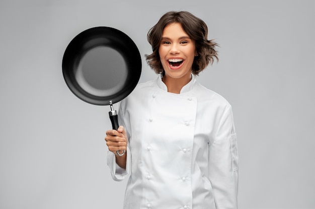 Uśmiechnięty kucharz z patelnią